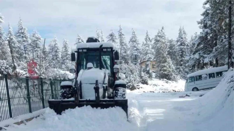 Torosların yüksek kesimlerinde karla kapanan yollar açılıyor