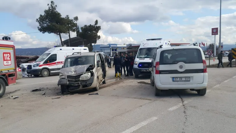 Sinop’ta iki hafif ticari araç çarpıştı: 10 yaralı