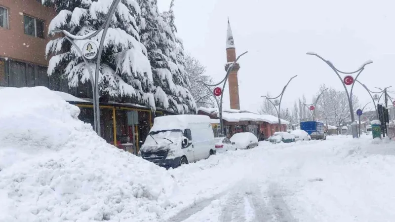 Çukurca’da kar kalınlığı 50 santimetreyi geçti