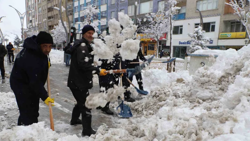 Hakkari Belediyesi kar küreme timi iş başında