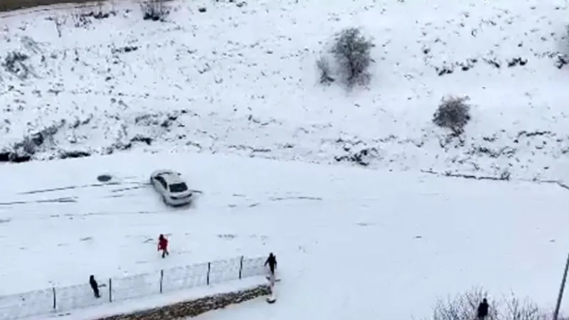 Elazığ’da yol buz pistine döndü, araçlar böyle kaydı
