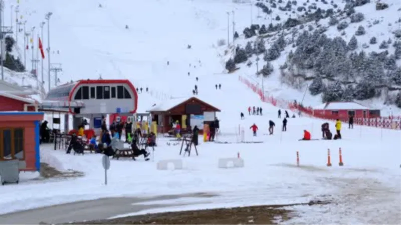 Erzincan’da beklenen kar yağışının ardından kayak sezonu açıldı