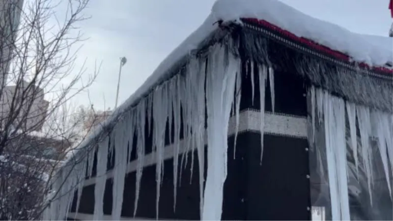 Erzurum’da 2 metrelik buz sarkıtları oluştu