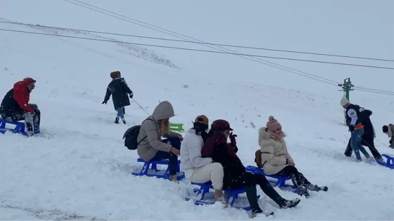 Türkiye’nin göl manzaralı kayak merkezinde sezon açıldı