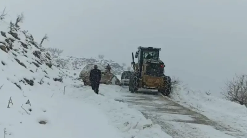 Batman’da köy yoluna düşen dev kaya kaldırıldı