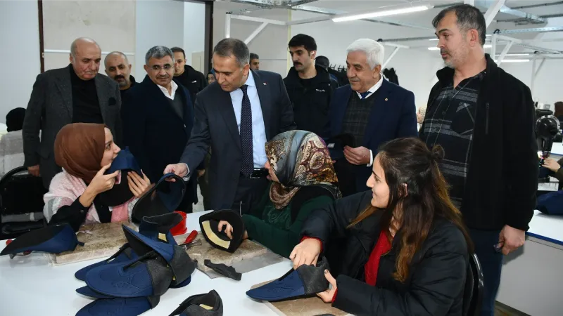 Vali Çuhadar, ASGEM’de ayakkabı üretim atölyelerini gezdi