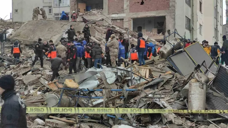 Elazığ’da ’Çöken bina altında 2 polis kaldı’ iddiası