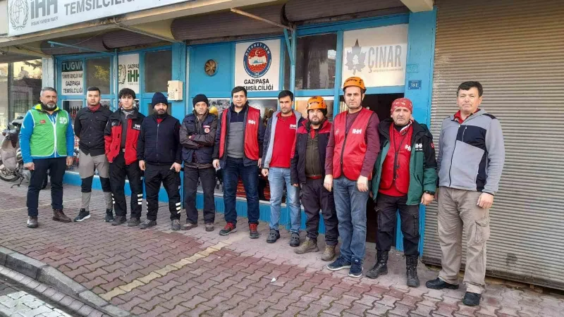 Gazipaşa’dan gönüllü ekip Hatay’a gitti