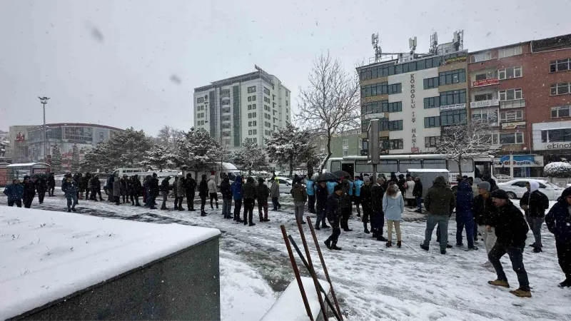 Niğde’de kar altında kan bağışı kuyruğu