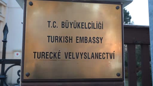 Türkiye’nin Prag Büyükelçiliğinde Türk bayrağı yarıya indirildi, karanfil bırakıldı