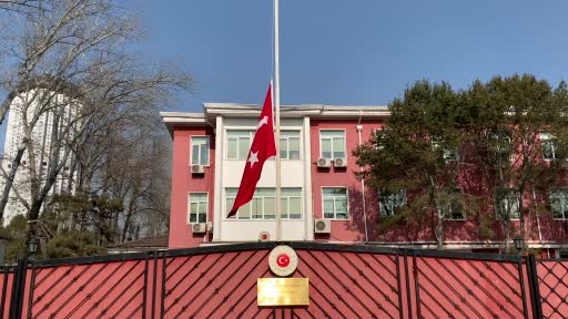 Türkiye’nin Pekin Büyükelçiliğindeki Türk bayrağı yarıya indirildi