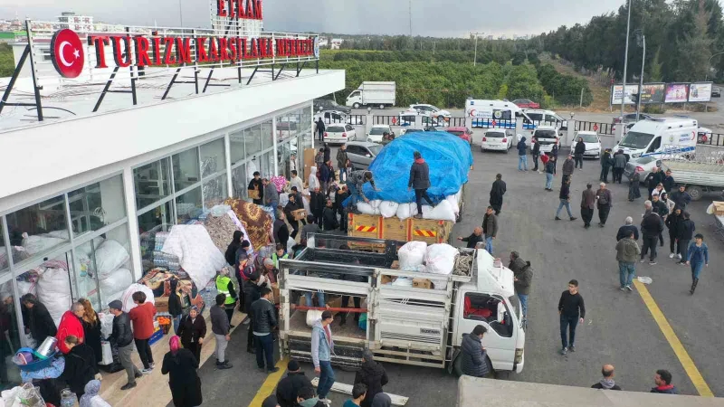 Başkan gözyaşlarını tutamadı, Erdemli’den 35 araçlık yaşam desteği gönderildi