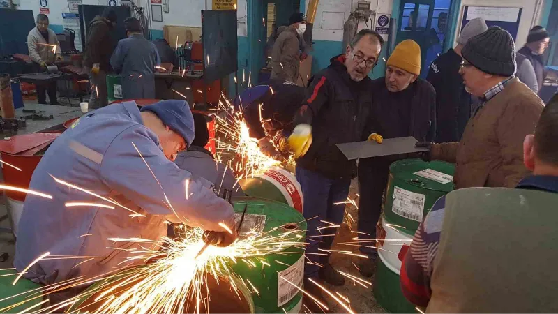 Öğretmenler depremzedeler için soba üretiyor