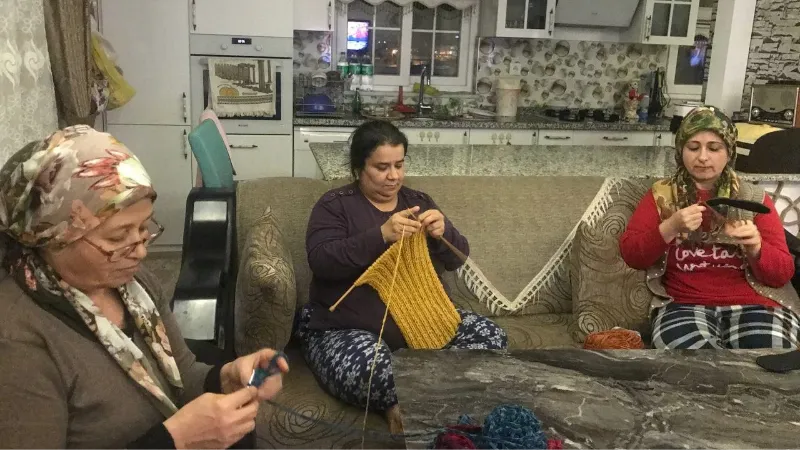 Antalyalı kadınlar ilmekleri deprem bölgesi için atıyor