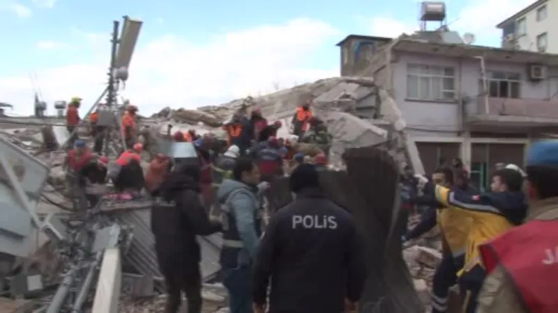 Osmaniye’de hasar gören bina çöktü