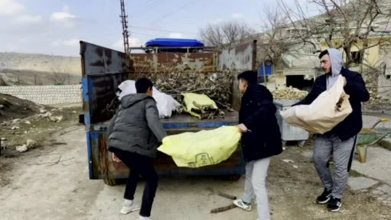 Mazıdağı’nda köylüler depremzedeler için kışlık odunlarını bölgeye gönderdi