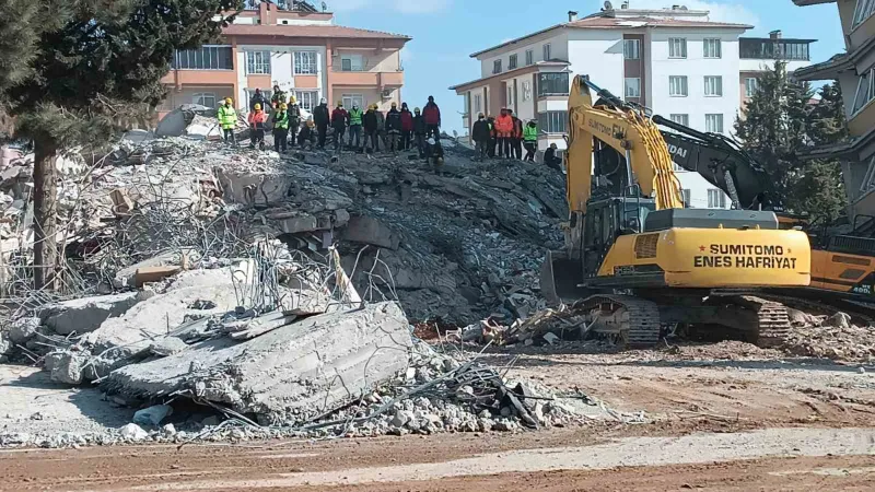 Ayşe-Mehmet Polat Sitesi’nde arama kurtarma çalışmaları 131 saattir sürüyor