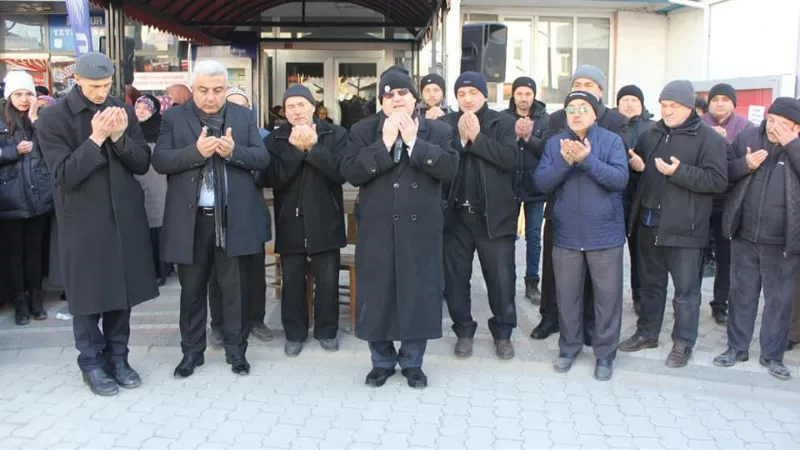 Hisarcık’ta 48 kişilik yılın ilk umre kafilesi dualarla uğurlandı