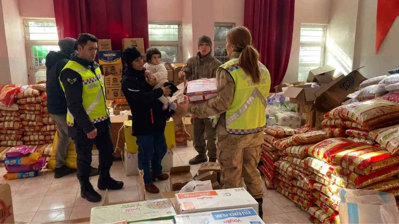 Bingöl’de jandarma ekiplerinin topladığı yardımlar, depremzedelere gönderildi