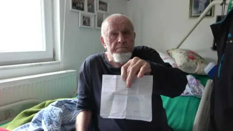 90 yaşındaki emekli madenci, kötü gün birikimini depremzedelere bağışladı