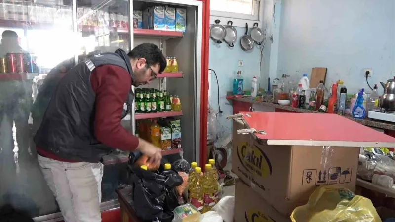Depremzede esnaftan depremden etkilenen ailelere gıda kolisi