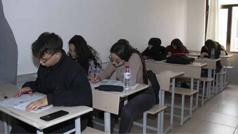 Mersin’de depremzede öğrenciler kurs merkezlerinde sınava hazırlanıyor