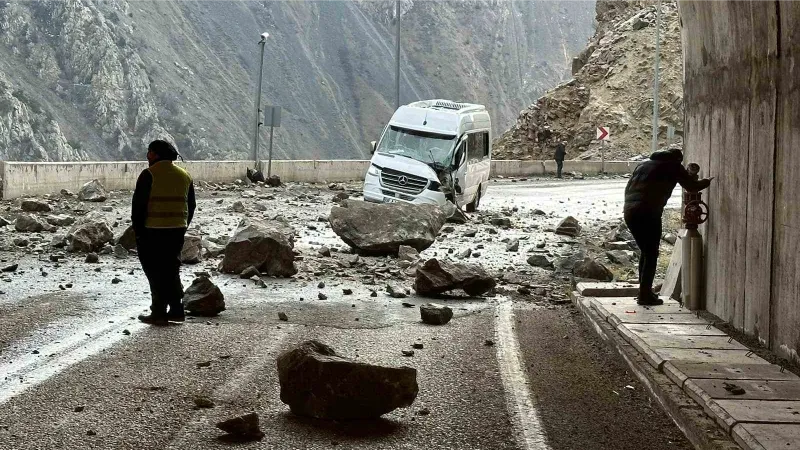 Yamaçtan kopan kayalar servis aracına isabet etti: 4 kişi yaralı