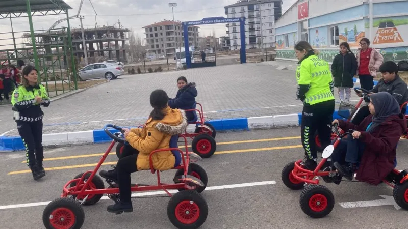 Minik öğrencilere uygulamalı trafik eğitimi