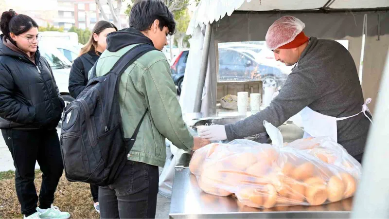 Manavgat Belediyesi’nden öğrencilere sıcak çorba