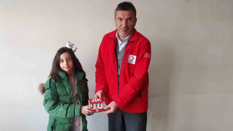 Hisarcık’ta ilkokul öğrencisi Erva, kumbarasındaki harçlıklarını depremzedelere bağışladı
