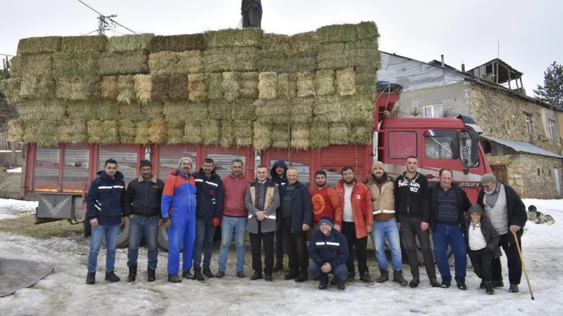 Bayburtlu çiftçilerin deprem bölgesine yem desteği devam ediyor