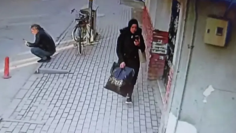 Yardım görevlisinin çantasını çalan kadın kameraya yansıdı