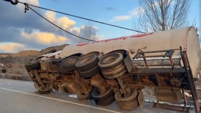 Kastamonu’da yakıt tankeri devrildi, yol trafiğe kapandı