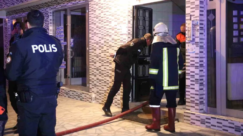 Afyonkarahisar’da bir apartmanda yangın çıktı, 3 kişi dumandan etkilendi