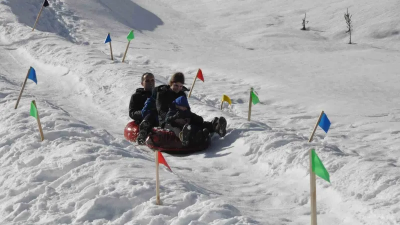 Köylülerin kayak pisti tatilcilerin ilgi odağı oluyor