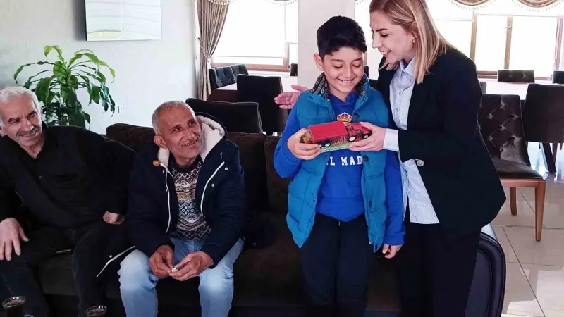 Depremzede Buğra’ya Milletvekili Gökcan’dan sürpriz doğum günü pastası