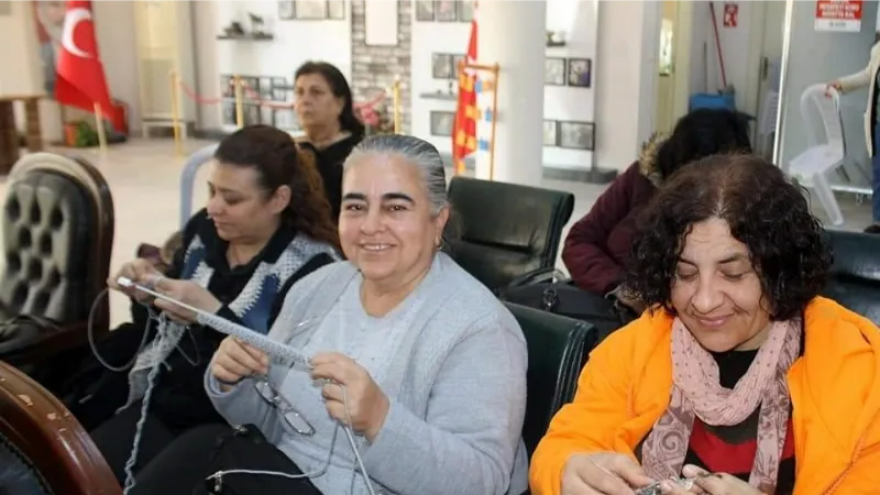 Alzheimer Derneği üyeleri depremzedeler için sevgiyle örüyor