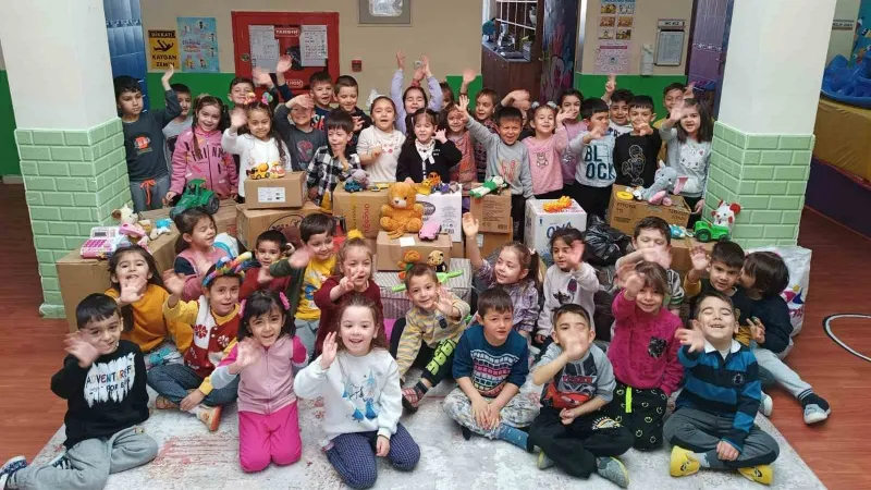 Karamanlı çocuklar depremzede akranlarına oyuncaklarını gönderdi