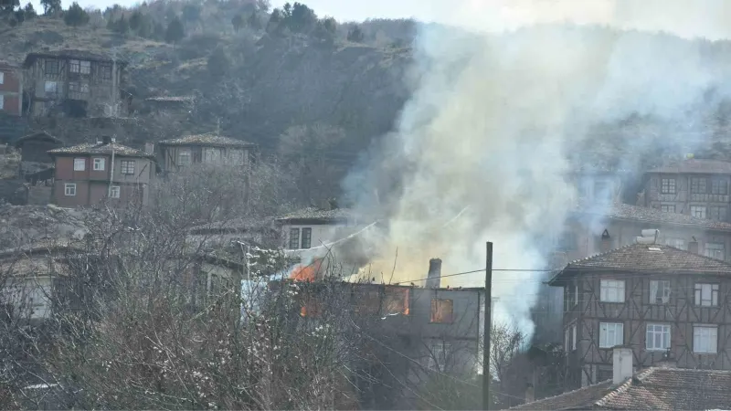 Sobadan çıkan yangında evde bulunan tüpler patladı, köyü korku sardı