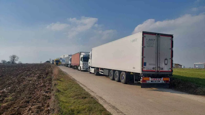 Balkanlardan akın akın deprem için geliyorlar: Yollarda tır kuyrukları