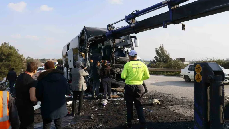 Depremzedeleri taşıyan otobüs kaza yaptı: 2 ölü, 6 yaralı