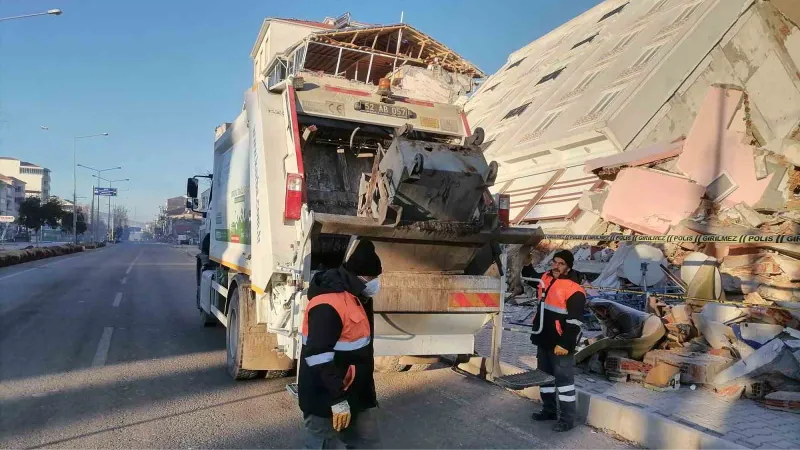 Altınordu Belediyesi, deprem bölgesinde çevre temizliği çalışmalarını sürdürüyor