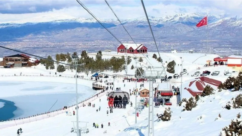 Deprem sonrası kapanan kayak merkezi yeniden açıldı