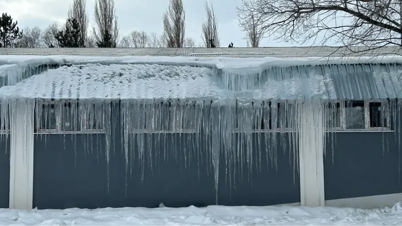 Erzurum’da soğuk hava nedeniyle oluşan buz sarkıtları tehlike arz ediyor