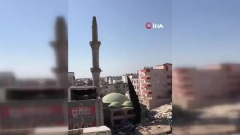 Depremde hasar gören caminin minaresi kontrollü şekilde yıkıldı