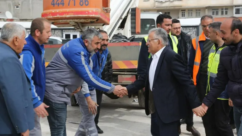 Başkan Büyükkılıç, Vali Çiçek ile birlikte konteyner çarşıda incelemelerde bulundu