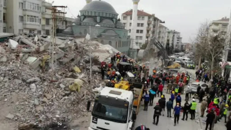 Ekiplerin enkaz altında kalan vatandaşları kurtarma çalışması havadan görüntülendi