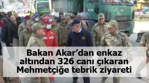 Bakan Akar’dan enkaz altından 326 canı çıkaran Mehmetçiğe tebrik ziyareti
