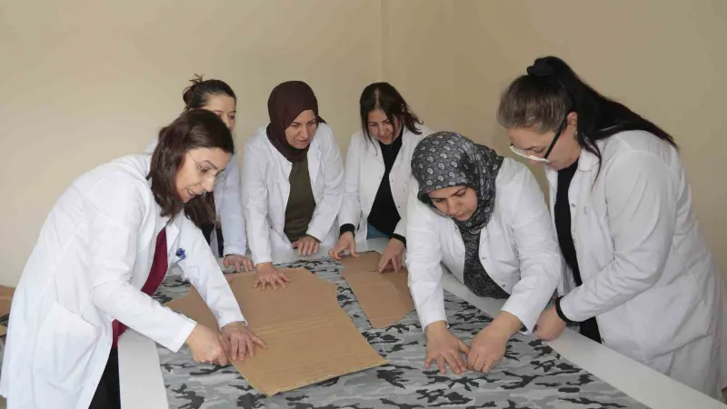 Bitlis’te kadınlar depremzedeler üşümesin diye kolları sıvadı