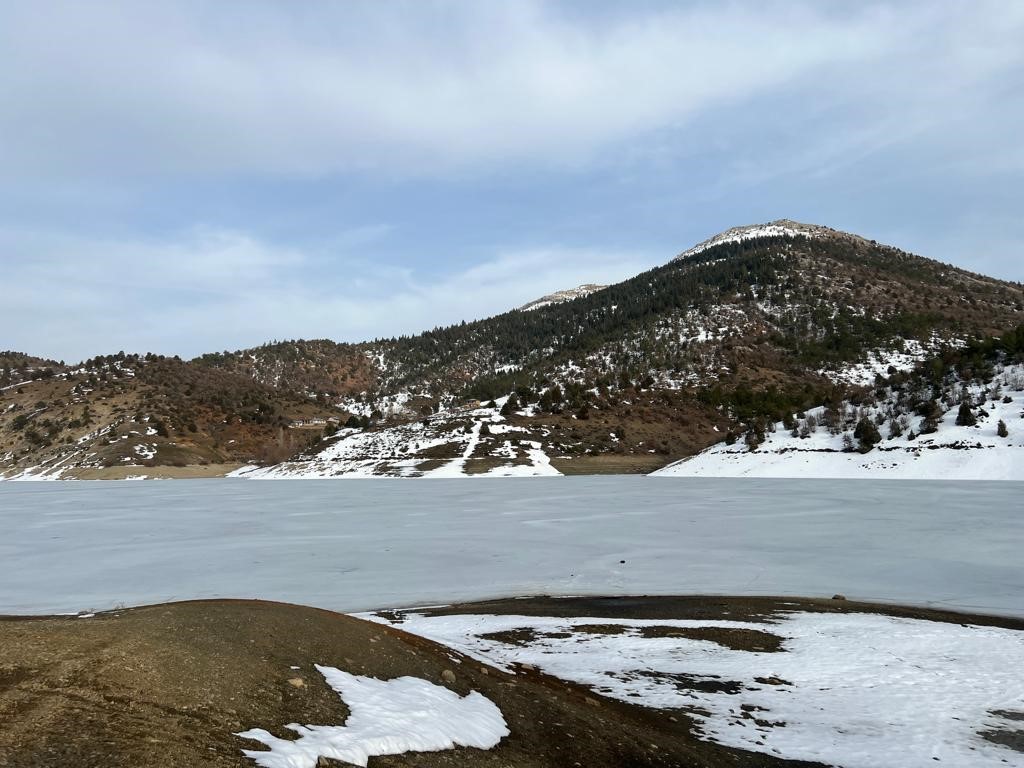 Tufanbeyli’de gölet buz tuttu